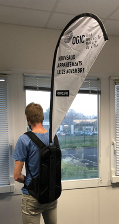 Fixation du drapeau de street marketing sur le sac à dos